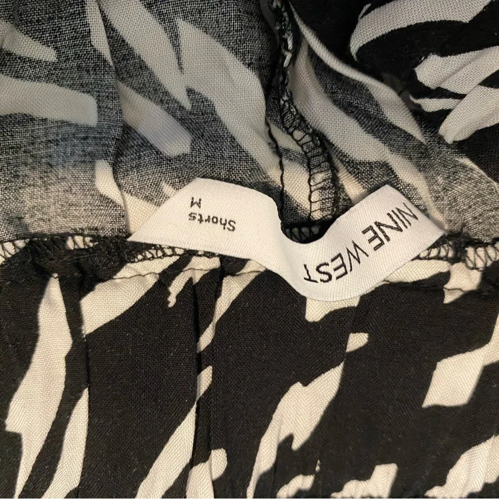 Women’s Nine West Medium Black White Soft Shorts - Picture 3 of 5